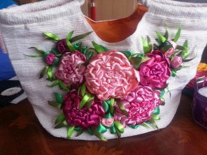 sac avec fleurs en satin
