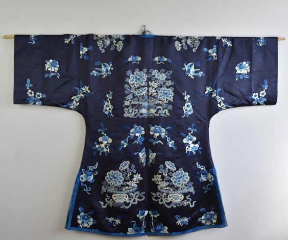  Tan Kian Wee a enregistré sur Chinese Robe Fine Antique Chinese Blue Silk Embroidered Peking Forbidden Knot Stitch Robe 