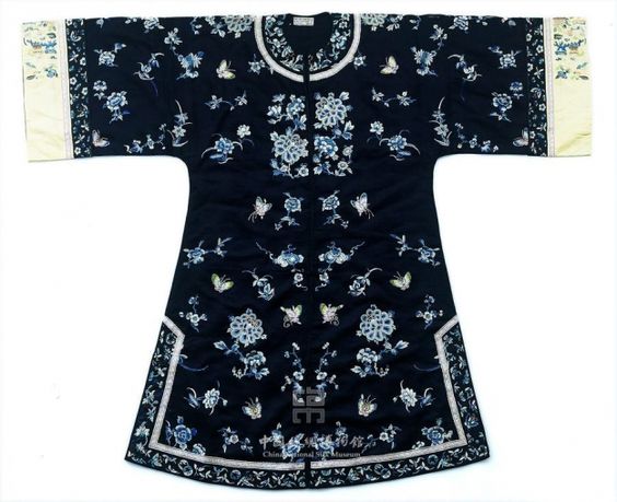 Antique Chinese clothing Vestido corto de seda bordado con motivos florales y de mariposas, Dinastía Qing (1644 - 1911) silk museum